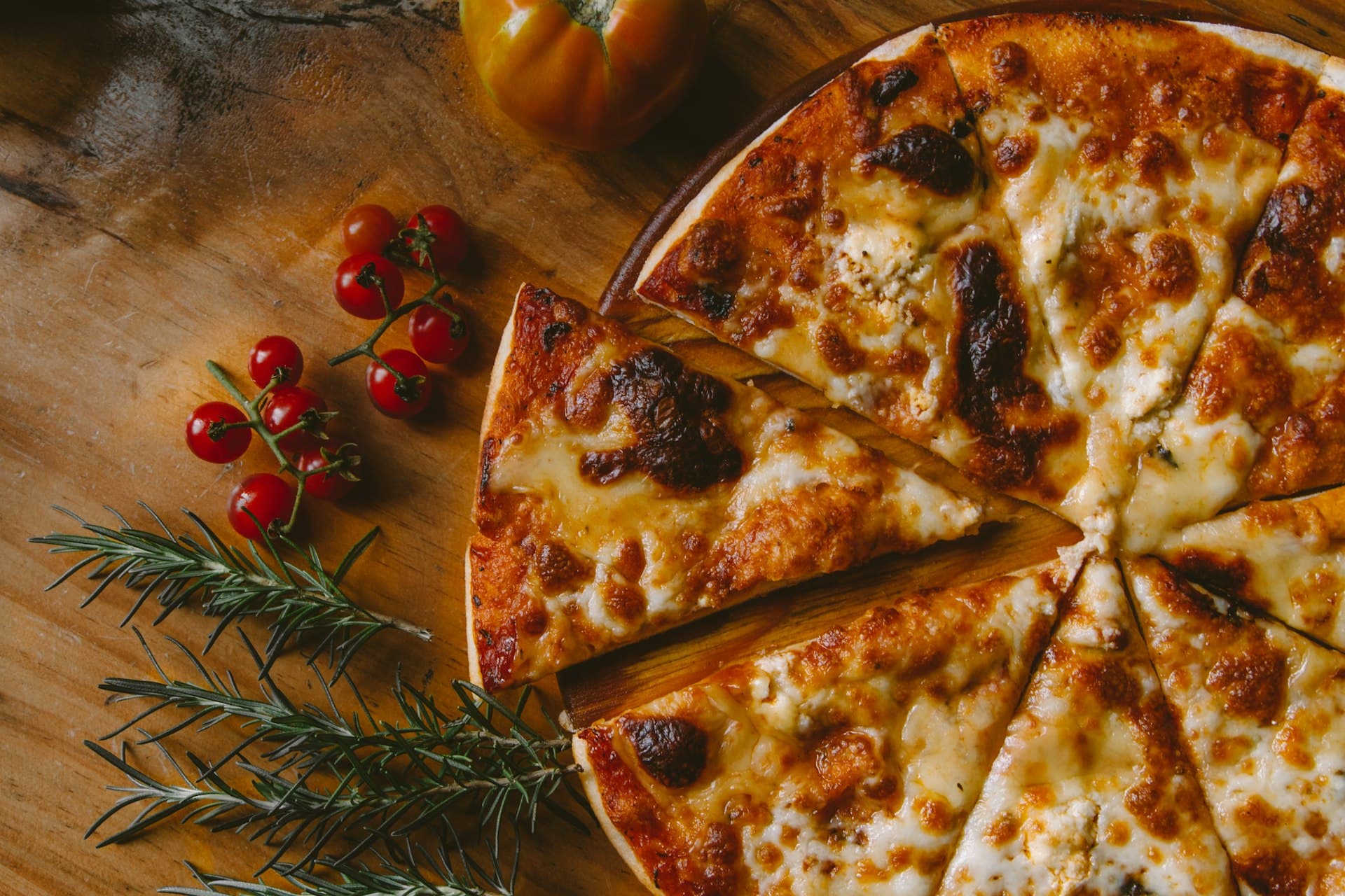 Il forno a legna di Neapolis durante la cottura di una pizza napoletana