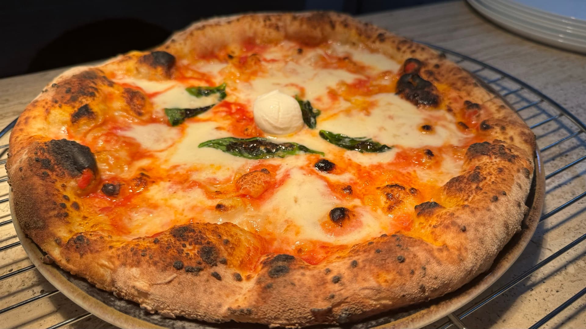 Pizza napoletana verace appena sfornata da Neapolis a Polistena