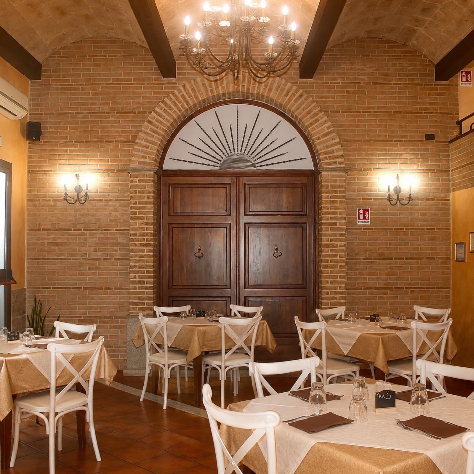 Sala interna della pizzeria Neapolis a Polistena