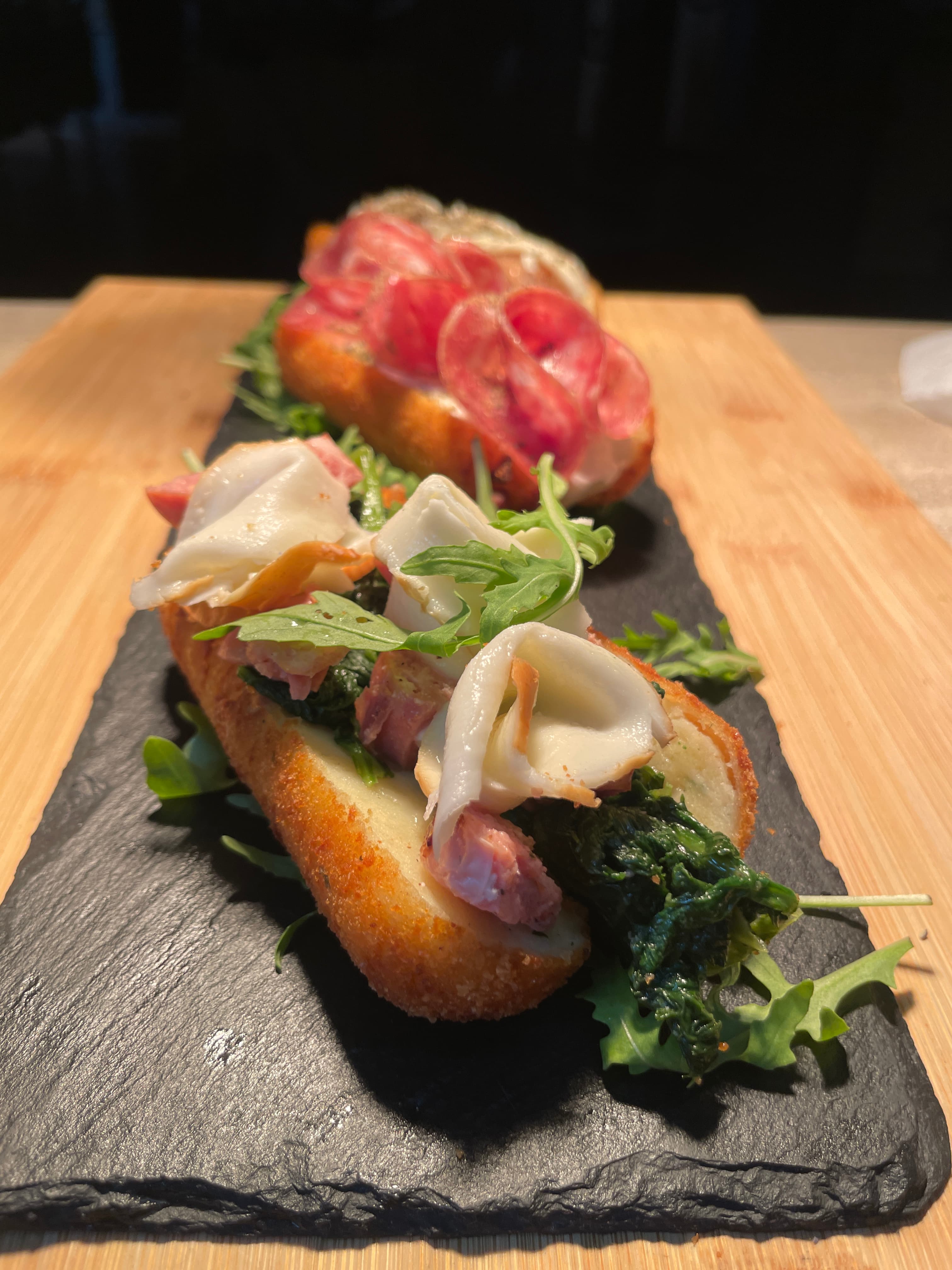 O Crocchetton — Crocchettone ripieno a scelta: mortadella e pesto di pistacchio, salsiccia e friarielli, pancetta croccante, fonduta di parmigiano
